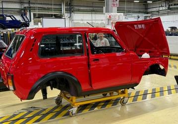 Такую Lada Niva Sport еще не показывали. Появилось живое фото новинки в необычном цвете