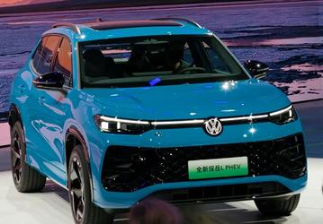 Volkswagen Tayron L впервые стал подключаемым гибридом: полный привод и возможность проехать 100 км без бензина