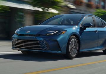 Новые Toyota Camry с дилерской гарантией подешевели в России