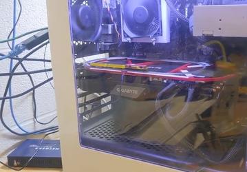 Это крошечный поезд, который ездит прямо по видеокарте. Моддер построил небольшое ЖД-кольцо на своей 3D-карте