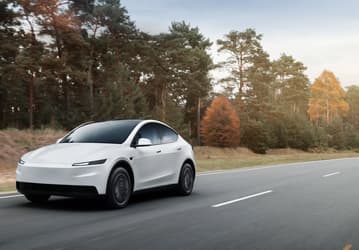 Новейшая Tesla Model YL оказалась слишком самостоятельной: информационно-развлекательная система может сама названивать по последним номерам