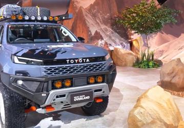 Представлена внедорожная версия совершенно новой Toyota Hilux: лифт подвески, металлический бампер, дополнительный свет и багажник на крыше