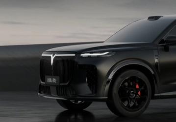 Первый китайский серийный автомобиль с трёхкамерной пневмоподвеской, запас хода 1400 км, зарядка за 12 минут. Представлен флагманский кроссовер Voyah Taishan