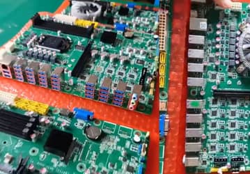 У этой очень странной системной платы есть 36 портов USB и все на задней панели