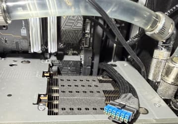 Разъём питания 12V-2x6/12VHWPR продолжает косить и карты AMD. Ещё одна Sapphire RX 9070 XT сгорела вслед за предыдущей