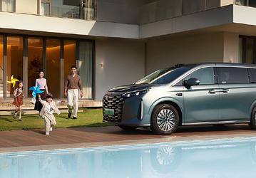 BYD представила минивэн Xia 2026: 272 гибридные лошадиные силы, комфорт бизнес-класса, холодильник, до 1163 км на баке — от 206,8 тыс. юаней (2,35 млн рублей)