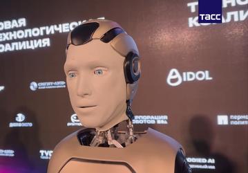 Состоялась премьера первого российского человекоподобного робота Aidol. Он сделал пару шагов — и упал