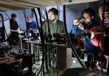 Учёные впервые успешно телепортировали квантовую информацию между фотонами, излученными разными квантовыми точками