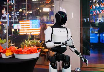 Илон Маск заявил, что Optimus — это единственный способ избавиться от нищеты и предоставить всем качественную медицинскую помощь