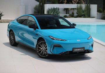 5-метровый полноприводный 646-сильный седан с экраном 45 дюймов по цене Lada Vesta. Цены на Geely E8 сильно снизили в Белоруссии