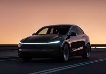 Tesla Robotaxi терпят аварию чаще, чем Waymo, несмотря на присутствие ассистентов