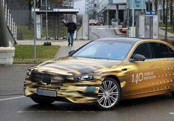 Физические кнопки возвращаются: Mercedes-Benz S-класс нового поколения заметили на дороге
