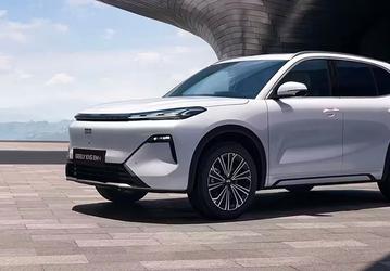 В России только начинаются продажи гибрида Geely EX5 EM-i, а в Китае уже показали обновленный кроссовер: улучшенное оснащение, больше батарея и больше мощности