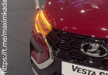 Lada Vesta с полноценным бесключевым доступом появятся у дилеров в декабре, а вот машины в новом бордовом цвете «Фламенко» поступят в продажу лишь в 2026 году