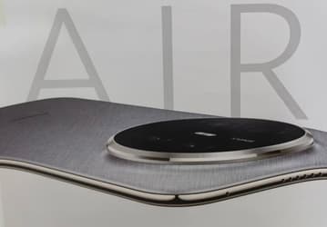 Это будет ответ Huawei на провалившийся в продажах iPhone Air. Появился постер с изображением тонкого Mate 70 Air