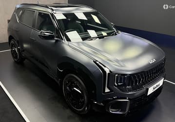 Совершенно новый Kia Seltos показали на живых фото: матовый черный цвет, три 1,5-литровых мотора и 6-ступенчатый «автомат»