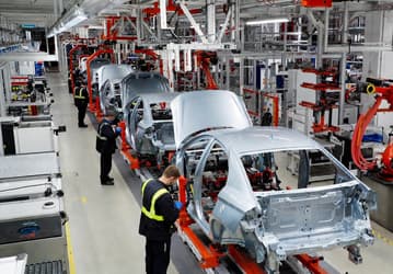 Почему автомобили российской сборки не дешевле импортных, рассказали в Минпромторге