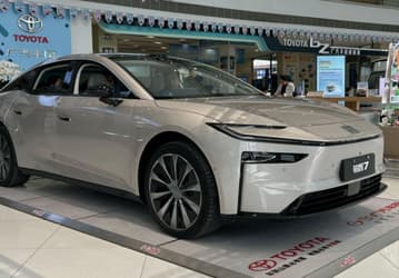 Огромный седан Toyota длиной более 5 м с двигателем Huawei прибыл к дилерам. Появились живые фото Toyota bZ7