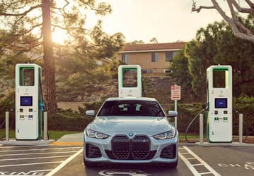Электромобили BMW наконец-то получили доступ к зарядным станциям Tesla Supercharger в США