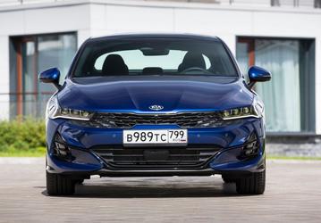 Большой седан Kia K5 никуда не уходит: он получит обновление, новые моторы и останется на рынке до 2030 года
