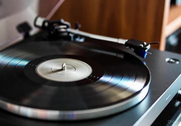 «Мелодия» возобновила производство виниловых пластинок: Disco Alliance и «Аутогенная тренировка для лиц, злоупотребляющих алкоголем» вошли в первую партию