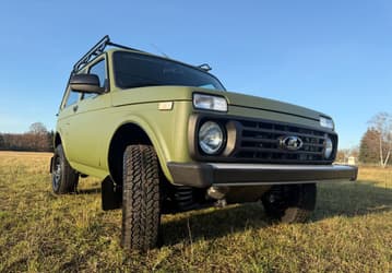 Lada Niva Legend 2025 начали превращать в Европе в машину для охотников за 32 тысячи евро (3 млн рублей)