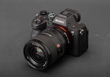 Популярная камера для видеографов стала ещё лучше. Представлена Sony A7 V: 33-мегапиксельная матрица, мощный процессор Bionz XR2, ИИ и улучшенная стабилизация