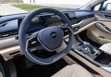 Российский автопроизводитель, который возглавил рынок электромобилей в 2025 году, расширяет свою линейку втрое. Озвучены планы «Амберавто» на 2026 год