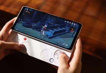 Игровой смартфон-слайдер в стиле Sony Ericsson Xperia Xplay. Ayaneo Pocket Play получит большой экран с рекордной частотой