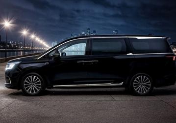 В России бум новых авто: за месяц на рынок вышло сразу 20 свежих моделей, половина из них — гибриды