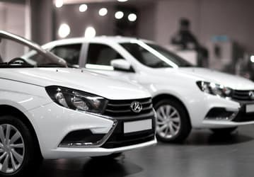 Цены на Lada повысят сразу после праздников: дилеры предупредили о подорожании