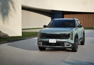 Это уже почти Sportage. Представлен новый Kia Seltos — он стал больше, получил полный привод и гибридную силовую установку
