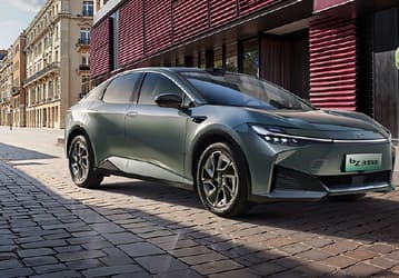 Аналог Toyota Camry от самой Toyota, только сильно дешевле, с электроприводом и с системой умного вождения Momenta 5.0. Toyota bZ3 Smart стоит всего 98,3 тыс. юаней (1,05 млн рублей)