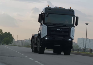 «Газпром» тестирует отечественный тягач БАЗ S34A10 с локализацией 90%: полный привод 6х6, 9-ступенчатая коробка передач и мотор ЯМЗ-653