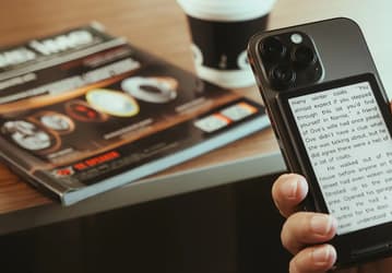Это настолько маленькая электронная книга, что её можно прикрепить сзади к iPhone. Xteink X4 крепится магнитами 