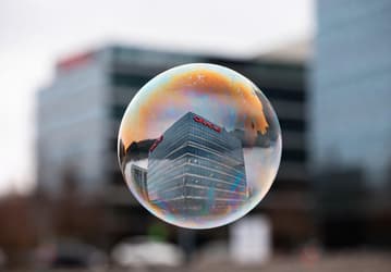 Oracle потеряла 70 млрд долларов за утро: ИИ-инфраструктура компании держится на рекордных долгах