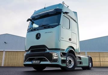 В России появился футуристичный Mercedes-Benz Actros L — по цене двух КамАЗов