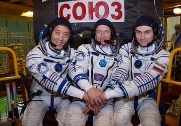 Космонавты впервые «примерили» корабль «Союз МС-27»