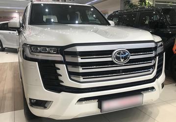 Toyota Land Cruiser 300 за 13,5 млн рублей, роскошный Range Rover Vogue — за 34 млн рублей. Дилеры назвали реальные цены на новинки Range Rover, BMW, Toyots Lexus
