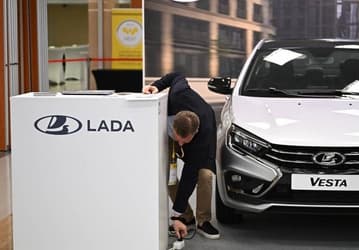 «Утверждение, что Lada дороже импортированных машин — это полный абсурд. Равно как и обвинения в завышении цен». АвтоВАЗ не согласен с претензиями таксистов