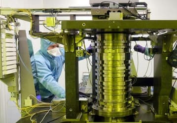 В России создан первый отечественный литограф с разрешением 350 нм. К 2026 году обещают установку с разрешением 130 нм