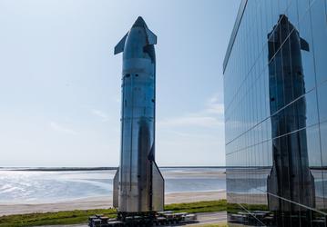 «Starship прибыл на Starbase». SpaceX показала ракету Starship на фото и опубликовала ссылку на трансляцию