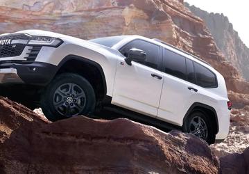 Физические кнопки возвращаются: представлен Toyota Land Cruiser 300 2025
