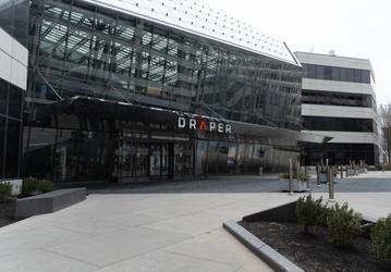 Компания Draper, создававшая технологии для Apollo, вступила в гонку за первую посадку США на обратную сторону Луны