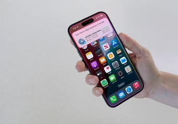 «Следующая версия Siri станет проверкой того, получится ли у Apple совершить камбэк». Марк Гурман сообщил, что умная Siri с Apple Intelligence появится почти через год после анонса