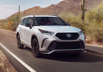 Россияне начали меньше покупать Toyota Camry и RAV4, а вот продажи Toyota Highlander увеличились: динамика параллельного импорта в 2025 году