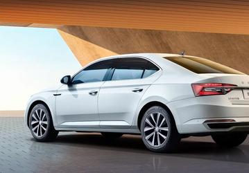 В России предлагают заказать Skoda Superb 2025 с адаптивной подвеской — недорого