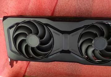 Такая Radeon RX 9070 намного реже любой GeForce RTX 5090. В Китае счастливчик добыл эталонную карту AMD, которая не поступала в продажу