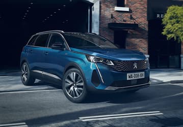Европейский кроссовер больше Kia Sportage и Hyundai Tucson — теперь 2,5 млн рублей. Новенькие Peugeot 5008 подешевели в России
