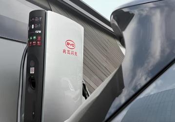 Представлены первые в мире мегаваттные станции BYD  (1000 В и 1000 А). Машины могут пополнять запас хода на 2 км в секунду